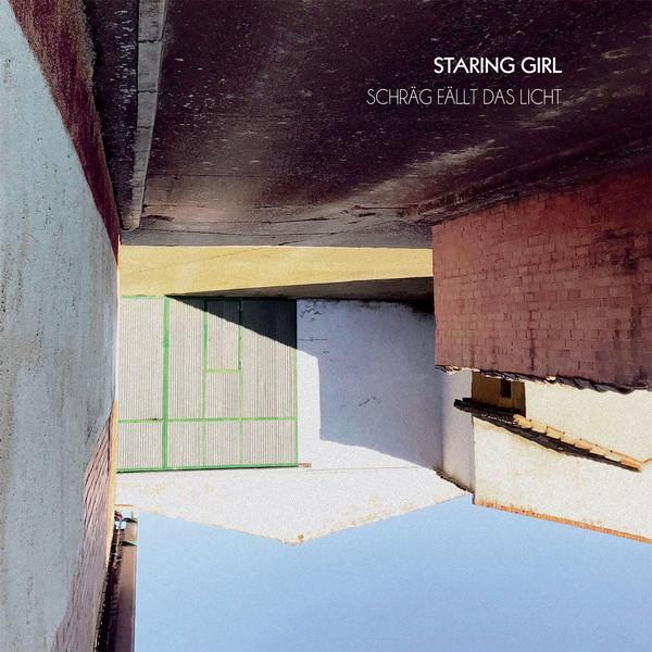 Staring Girl - Schräg Fällt Das Licht